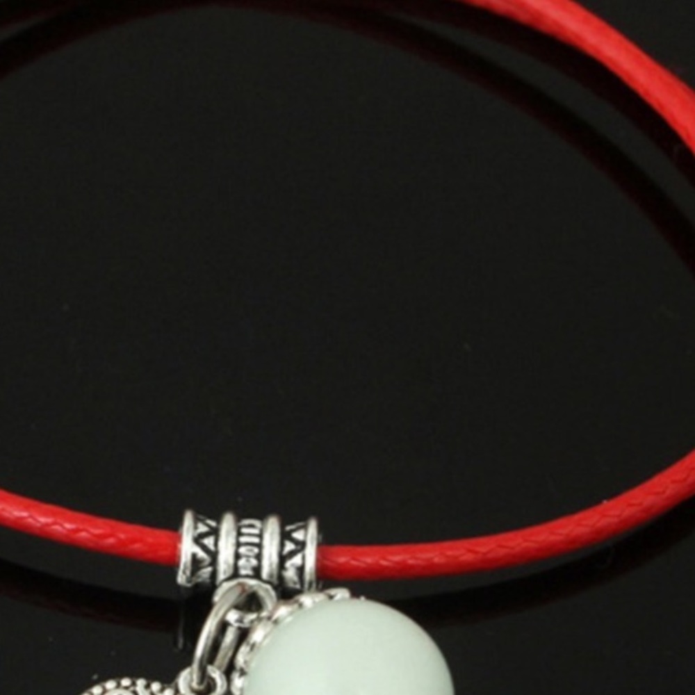 Simple Luminous Bead Leaf Pendant Bracelet - Picture 2 of 2